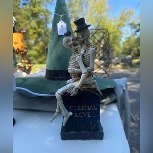 skeleton couple on tombstone ‘eternal love’ halloween decor